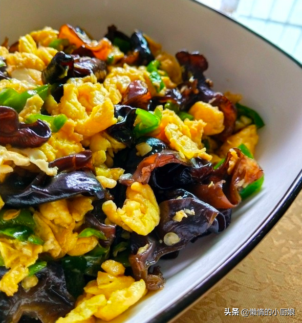 餐桌上最常見的青椒木耳炒雞蛋,食材簡單,新手小白也能輕鬆學會 餐桌上最常見的青椒木耳炒雞蛋,食材簡單,新手小白也能輕鬆學會