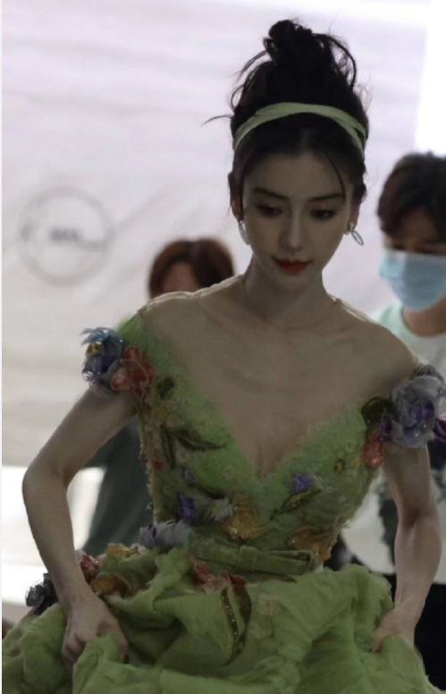 芭莎慈善夜紅毯絕了!景甜張彬彬、楊冪陳偉霆發糖,baby豔壓全場 芭莎慈善夜紅毯絕了!景甜張彬彬、楊冪陳偉霆發糖,baby豔壓全場