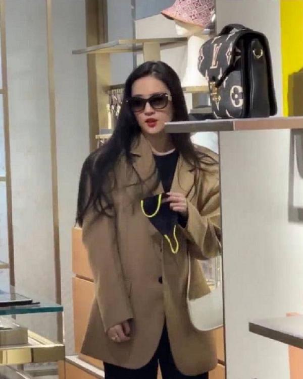 劉亦菲“下凡”走親民路線，穿大眾款衣服出門買奢侈品，有點俗