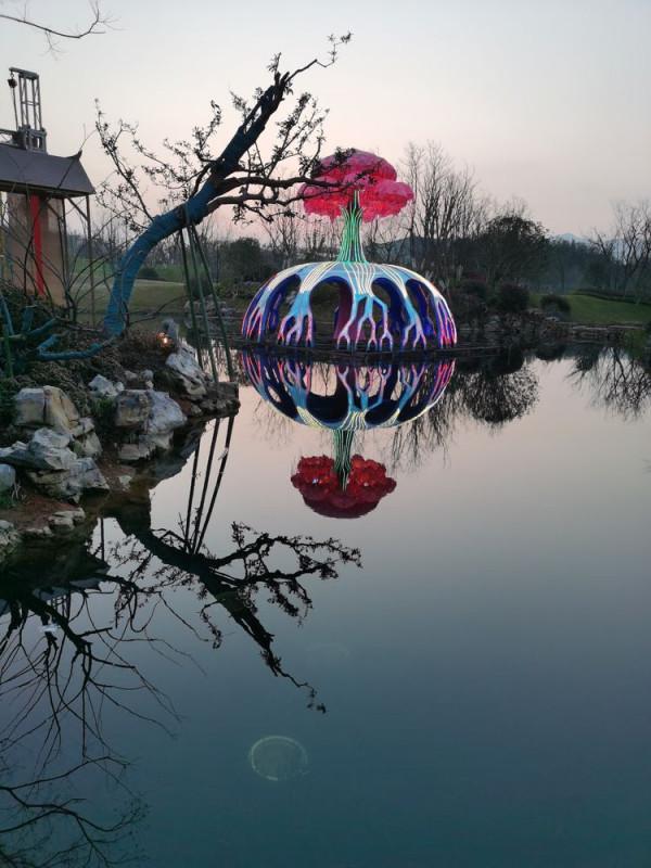 踏青早行人 作者：張鎖龍