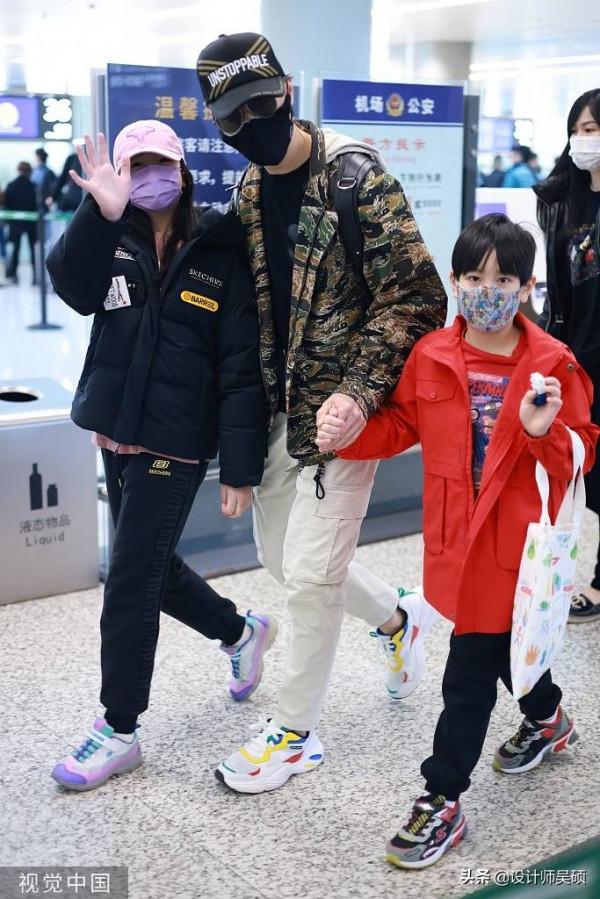 吳尊一家四口現身機場 女兒neinei不懼鏡頭打招呼
