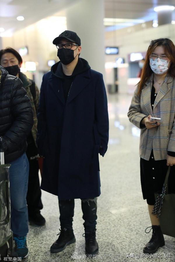 潘瑋柏棒球帽搭眼鏡低調帥氣 穿衛衣搭大衣時髦保暖 潘瑋柏棒球帽搭眼鏡低調帥氣 穿衛衣搭大衣時髦保暖