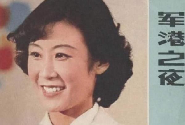 蘇小明：一首《軍港之夜》爆紅，巔峰時隱退出國，如今過得如何？