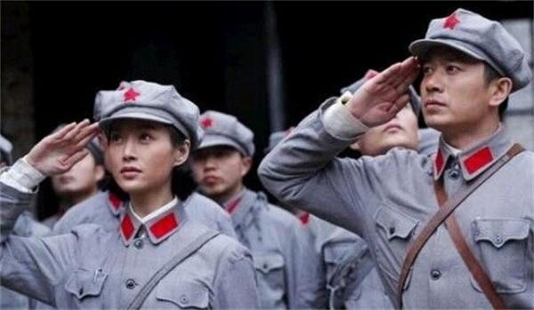 被俘紅軍跪江邊，遭川軍砍殺，紅軍師長吼：師長不當，誓報血仇