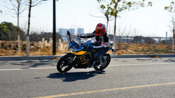 提速更快震動更低，國產250小跑車中頂級選手—無極250RR測評