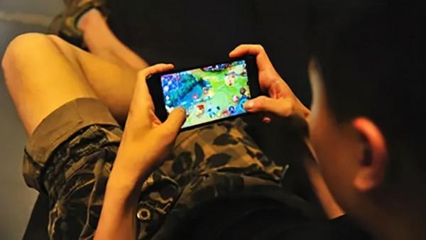 &OpenCurlyDoubleQuote;媽媽，為什麼我不能玩手機？&rdquo;這位母親的回答堪稱人生教科書