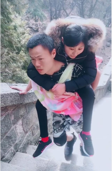 33歲山東男人,照顧癱瘓妻子13年,還揹著妻子登泰山看日出 33歲山東男人,照顧癱瘓妻子13年,還揹著妻子登泰山看日出