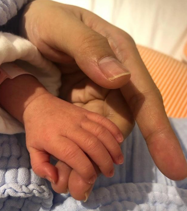 林依晨坐完月子復出開工！自曝一個月減肥18斤，穿束身裙勒出細腰