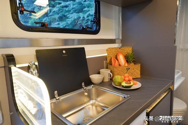 途酷神行太保房車來了,硬頂垂直升降,車高2米,隨意進出車庫 途酷神行太保房車來了,硬頂垂直升降,車高2米,隨意進出車庫