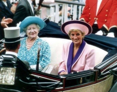 伊麗莎白王太后最疼查爾斯，102歲去世，1400萬遺產大半留給哈里