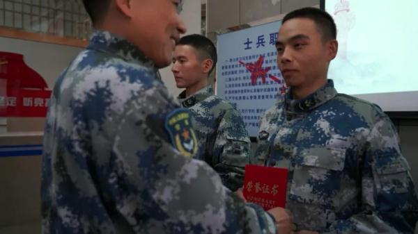 接過哥哥的槍！衛國戍邊英雄王焯冉表弟入伍