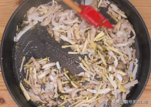 冬日裡，來上一份冬筍雪菜燜魷魚，鮮嫩又營養，吃了一次還想吃