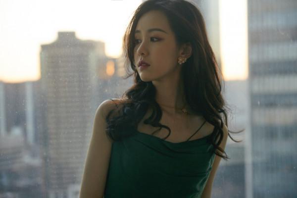 “最美校花”陳都靈穿墨綠長裙 港風十足