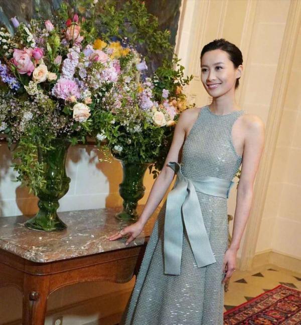 陳法拉越來越美了，在國外把白色褶皺裙穿得如此驚豔，魅力不減