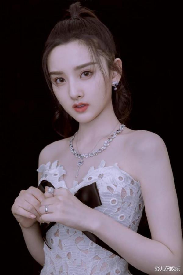 她們明明長得純天然，卻像極了整容臉