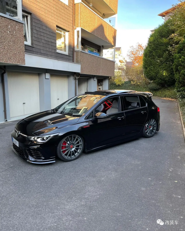 用一身競技改件來玩姿態的8代高爾夫GTI，這操作你們看得懂嗎？