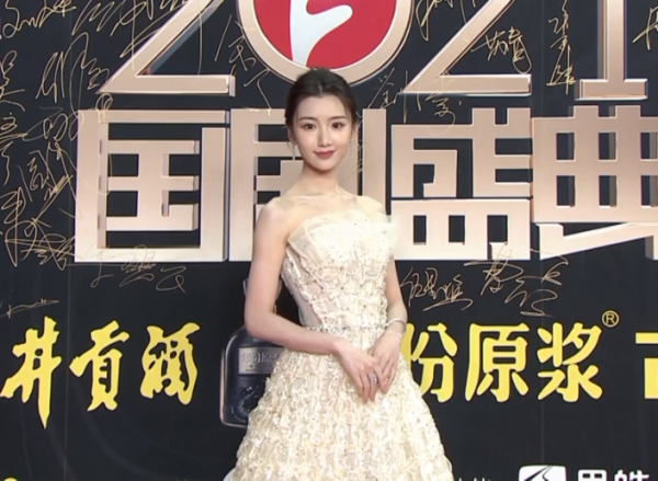 國劇盛典紅毯：劉濤僵硬假笑宋祖兒遲到黑臉，熱依扎讓人眼前一亮