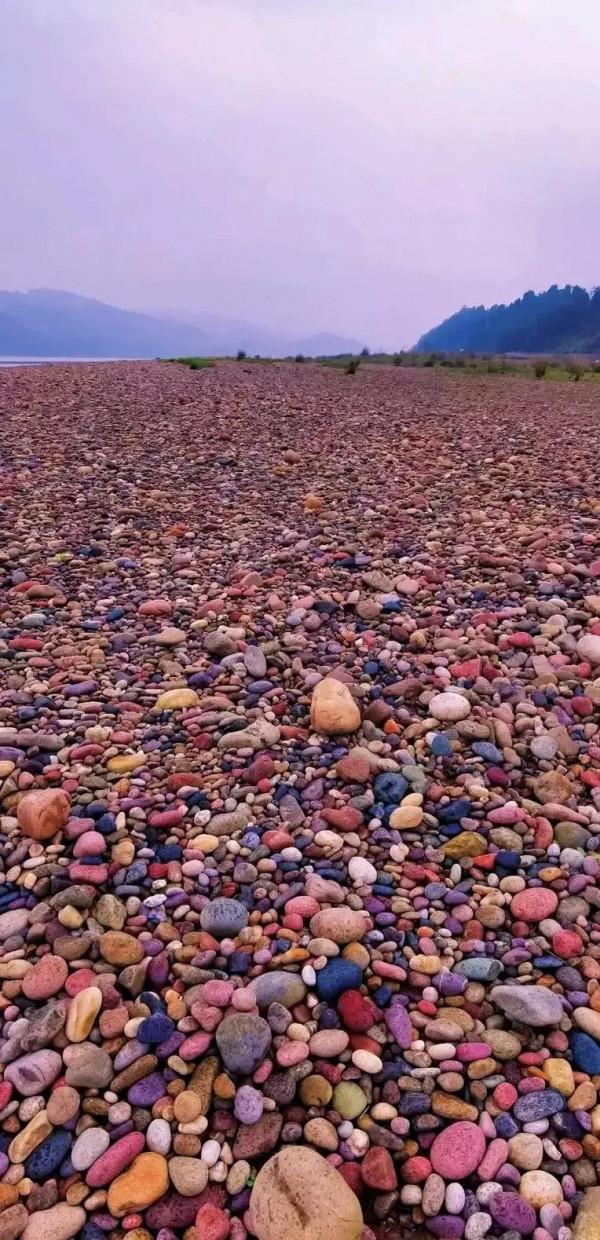 五彩沙灘，咱們撿石頭去吧