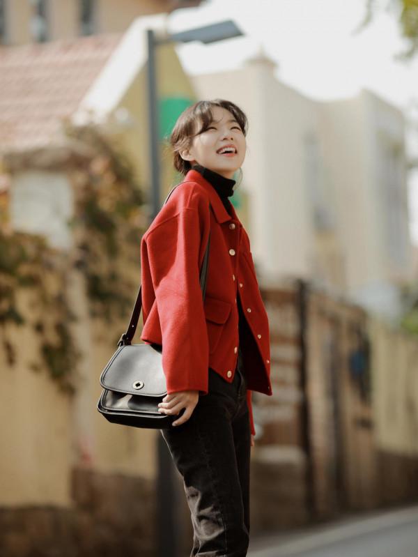 聖誕節“穿紅不穿綠”，這5款外套正受寵，輕鬆穿出時髦好氣質