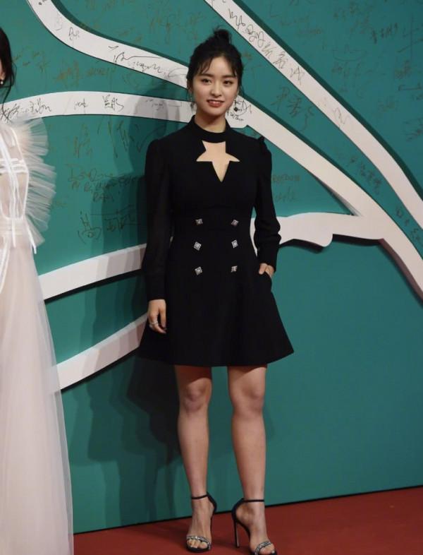 5位紅毯翻車女明星,阿嬌的腿,沈月的身高,周冬雨讓我笑彎了腰 5位紅毯翻車女明星,阿嬌的腿,沈月的身高,周冬雨讓我笑彎了腰