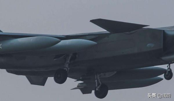 殲20是五代戰機，外掛武器會破壞隱身，為啥還要外掛四個副油箱？