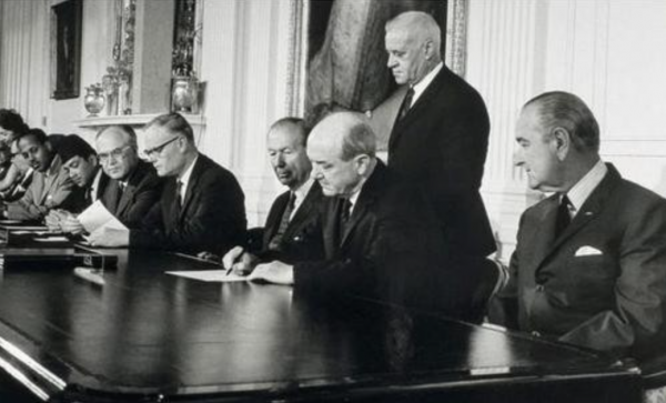 1953年，蘇聯一架客機被美軍擊落，索賠180萬美元無果，以牙還牙