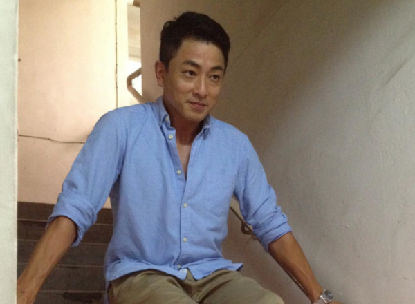 TVB男星張松枝罕露面，54歲已滿頭白髮，自曝工作量大減收入低