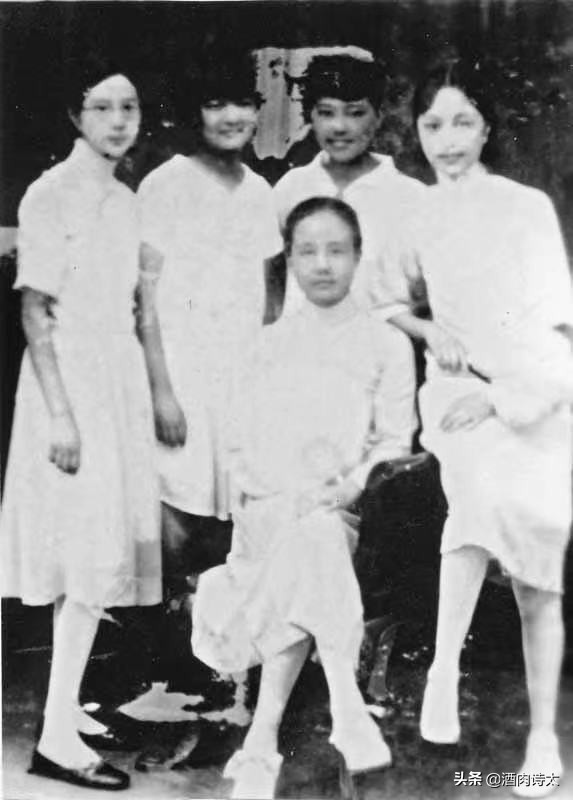 “合肥四姐妹”的才女後媽，不讓繼女上學，撕其母照片，孤老離世