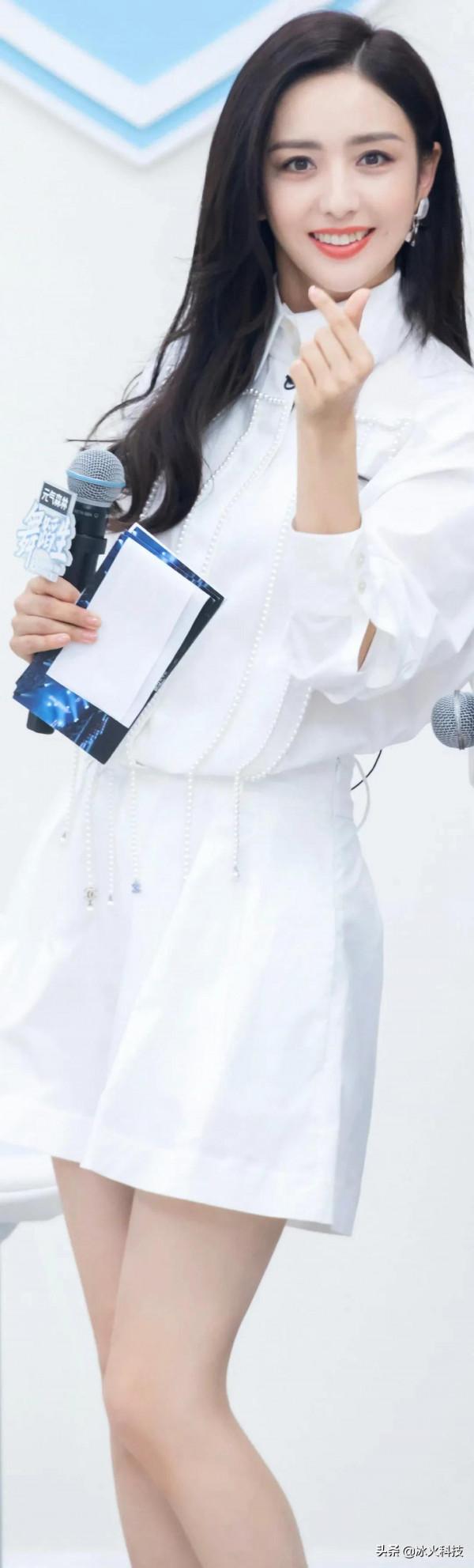 佟麗婭離婚後心情大好，事業大豐收