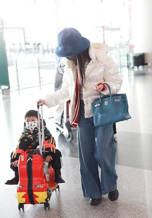 黃聖依罕帶倆兒子走機場，拎10萬包帶仨助理，9歲長子爆肥大變樣