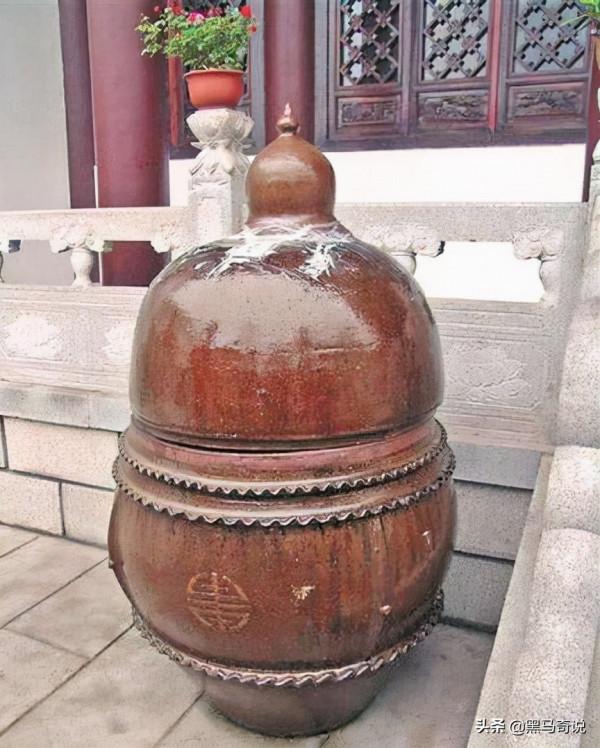 2000年，江西孝子遵遺囑將父做成“木乃伊”，供奉家中無人敢拜訪