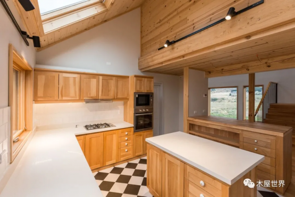 風景與陽光在屋裡匯合，原野中的 Haus III木屋住宅