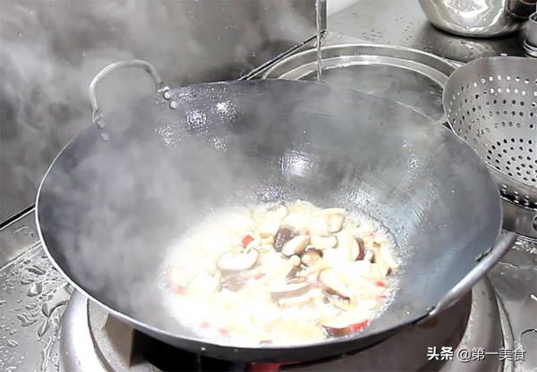 一塊豆腐,一把菌菇,簡單一燴,豆腐鮮嫩入味,菌菇清香脆嫩 一塊豆腐,一把菌菇,簡單一燴,豆腐鮮嫩入味,菌菇清香脆嫩