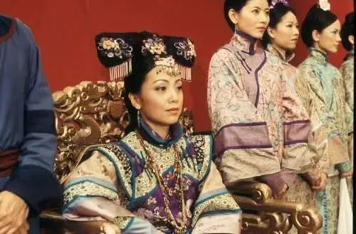 鄧萃雯得罪TVB恩師復出無望,喊話想拍《巾幗梟雄4》尷尬無人理 鄧萃雯得罪TVB恩師復出無望,喊話想拍《巾幗梟雄4》尷尬無人理