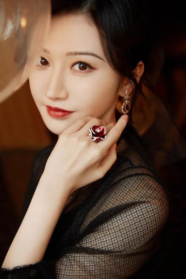 景甜 百花刺繡禮服優雅極致 景甜 百花刺繡禮服優雅極致