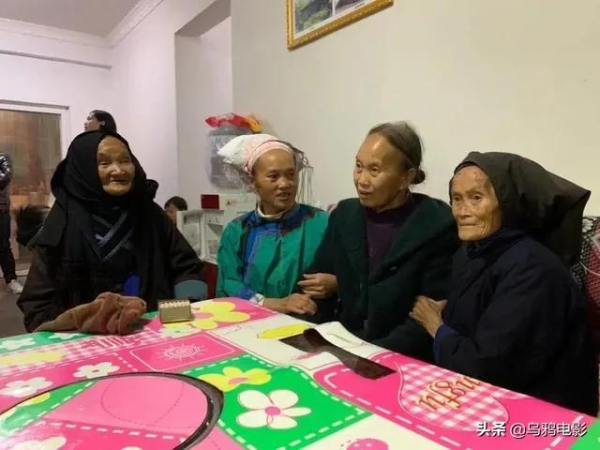 35年了,我的媽媽,枕頭下總是放著一把刀 35年了,我的媽媽,枕頭下總是放著一把刀