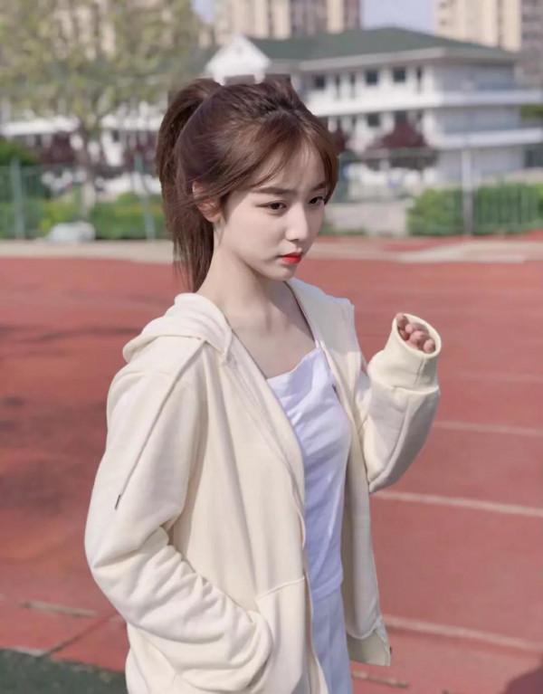 學院風薄款外套，如何穿搭更有高雅感？