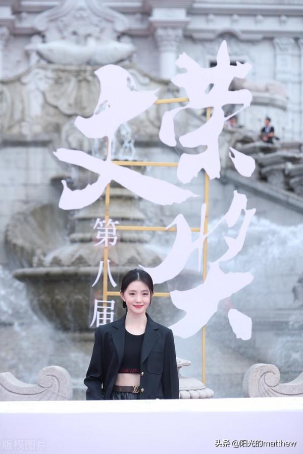 劉浩存黑色西裝+皮短褲+短靴+馬尾羚颯爽甜美 劉浩存黑色西裝+皮短褲+短靴+馬尾羚颯爽甜美