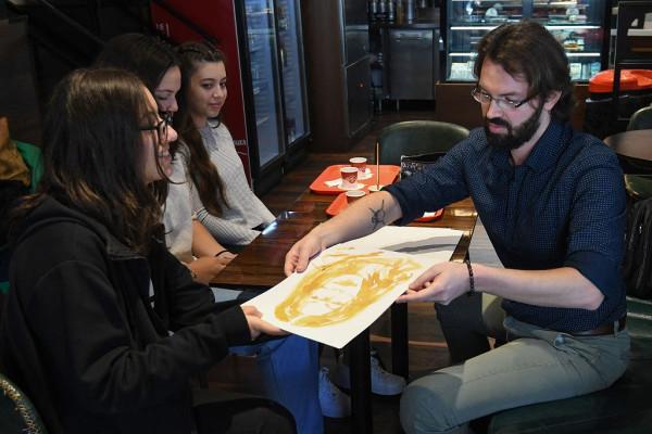 阿爾巴尼亞畫家用咖啡畫像