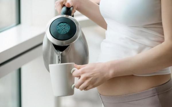 長期喝&OpenCurlyDoubleQuote;電熱水壺&rdquo;燒的水，對身體有影響嗎？醫生：別不放心上