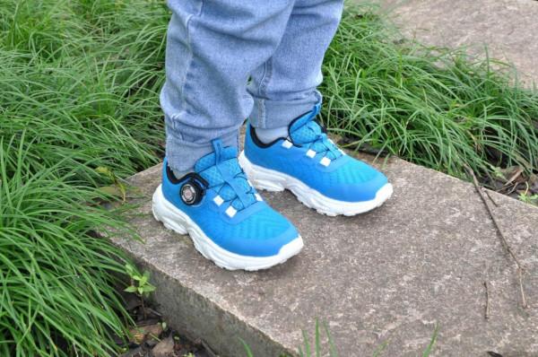 這是一雙適合中大童的跑鞋,輕彈透氣,旋鈕繫帶更方便穿脫 這是一雙適合中大童的跑鞋,輕彈透氣,旋鈕繫帶更方便穿脫