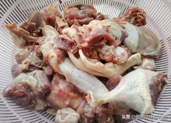 鴨子去腥別用姜，教你2招訣竅，鴨肉鮮香入味，好吃又無腥味