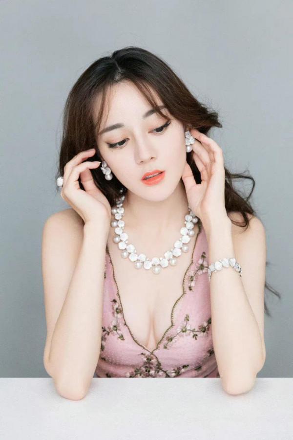迪麗熱巴是充滿浪漫氣息的花仙子，優雅高貴，明豔動人，楚楚可人