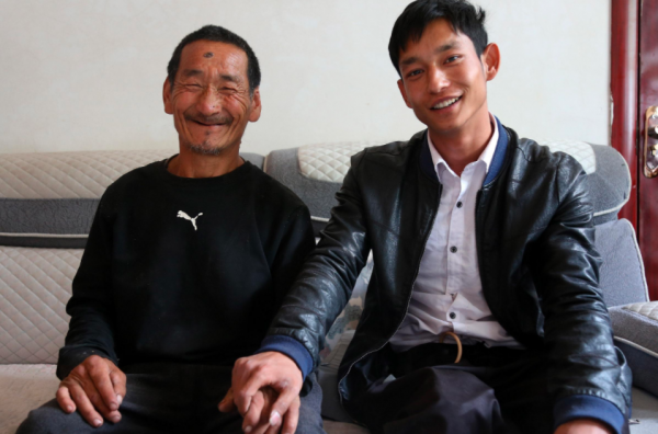 河南棄嬰雙腿殘疾,爬行30年,卻靠養殖場賺錢,為養父蓋新房 河南棄嬰雙腿殘疾,爬行30年,卻靠養殖場賺錢,為養父蓋新房