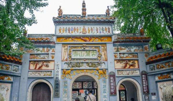 紅色女特工打入國軍內部，卻愛上了策反物件，周恩來：你們結婚吧