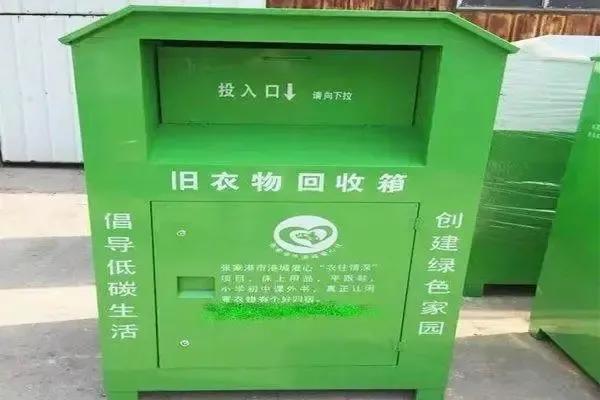 原來在非洲，可以看到那麼多中文字的二手服裝