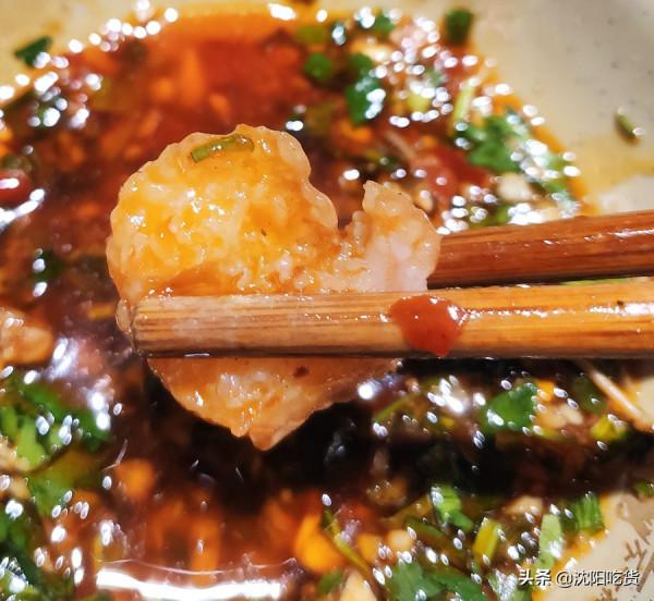 大鏟子炒五花肉可不是要鐵鍋燉，而是在炒底料，涮火鍋啦