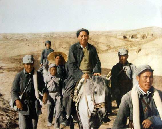 前有黃河，後有敵軍，周總理坐立難安，毛主席冷靜說道：拿煙來