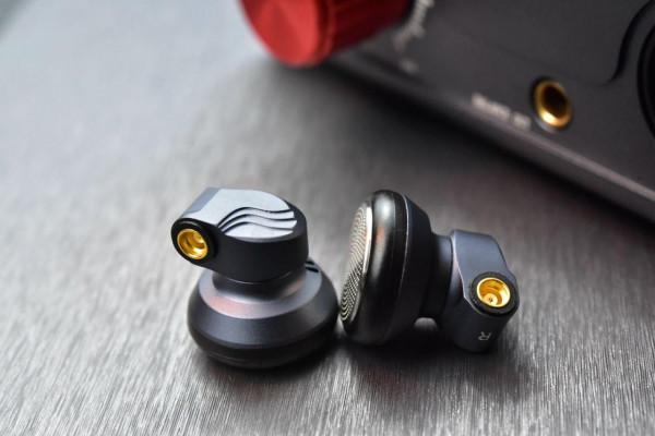 兼具老派平頭塞的韻味和新派平頭塞的素質，音可若瓦天牛試聽