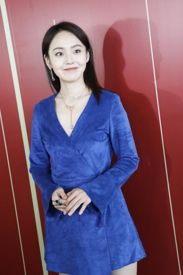 張佳寧的造型好高貴，穿寶藍色短裙顯得膚色真白，同框戚薇好養眼